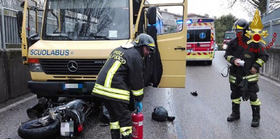 Pordenone, scontro moto-pulmino scolastico: due i feriti, di cui uno grave (© Vigili del Fuoco Pordenone) Pordenone, scontro moto-pulmino scolastico: due i feriti, di cui uno grave (© Vigili del Fuoco Pordenone)