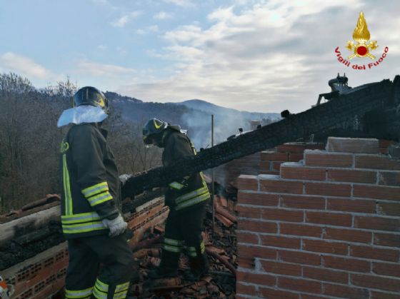 Vigili del fuoco in azione, in paese (© Diario di Biella) Vigili del fuoco in azione, in paese (© Diario di Biella)
