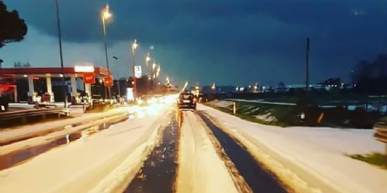 Maltempo, violenta grandinata nel Pordenonese: strade imbiancate come d'inverno