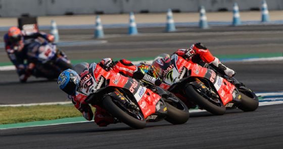 Le due Ducati di Marco Melandri e Chaz Davies in pista durante il weekend di Buriram della Superbike