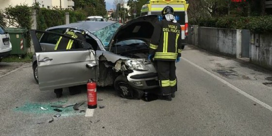 Perde il controllo del veicolo e carambola in mezzo alla strada