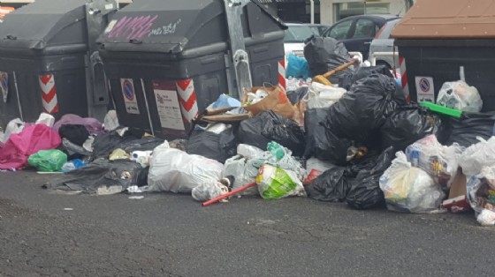 Cumuli di spazzatura a Tor Bella Monaca, presso il centro commerciale Le Torri