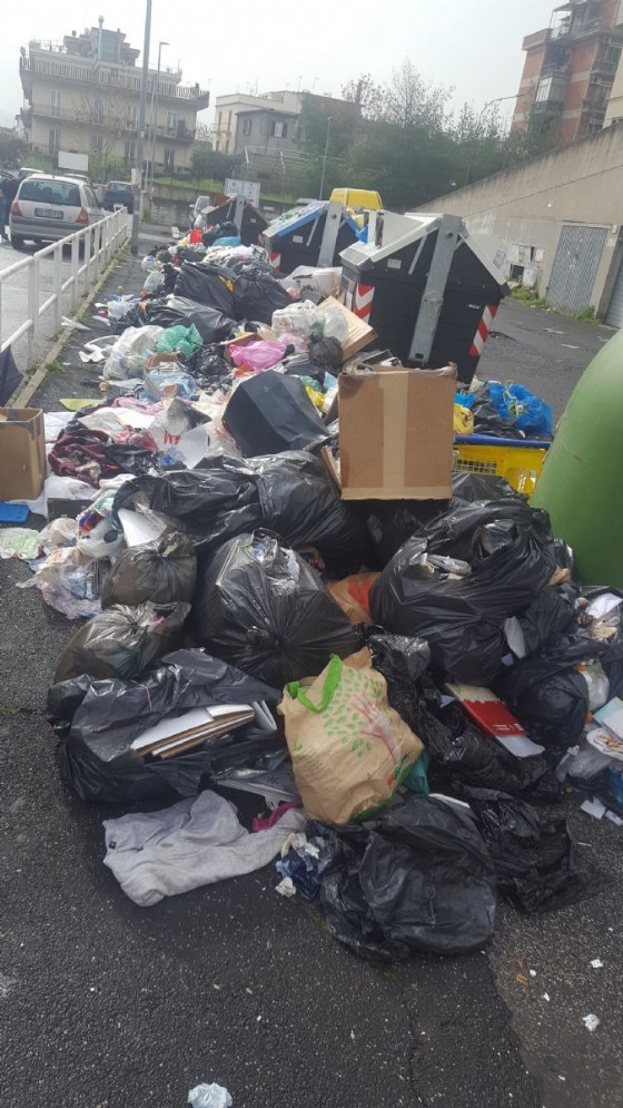 Cumuli di spazzatura a Tor Bella Monaca, presso il Teatro Tor Bella Monaca