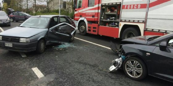Scontro a Pasiano di Pordenone. Per estrarre i feriti necessarie le pinze idrauliche (© Vigili del Fuoco Pordenone) Scontro a Pasiano di Pordenone. Per estrarre i feriti necessarie le pinze idrauliche (© Vigili del Fuoco Pordenone)