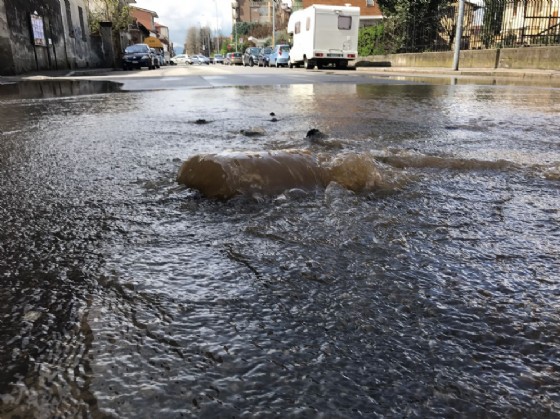 La strada allagata a Nichelino