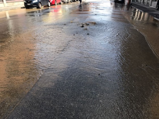 La strada allagata a Nichelino