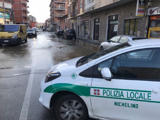 La strada allagata a Nichelino