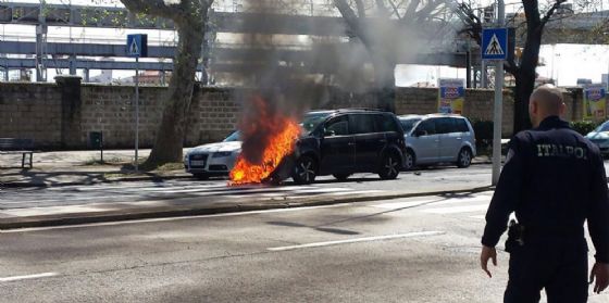 L'urto e poi le fiamme: conducente tratta in salvo
