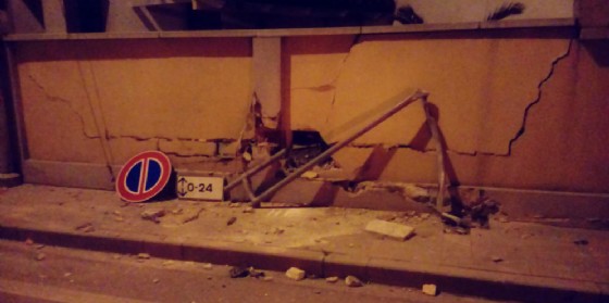 Si schianta contro un muro e abbandona l'auto ruote all'aria