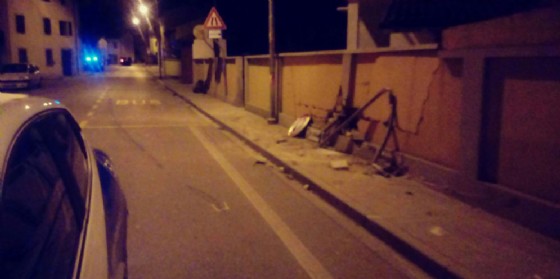 Si schianta contro un muro e abbandona l'auto ruote all'aria