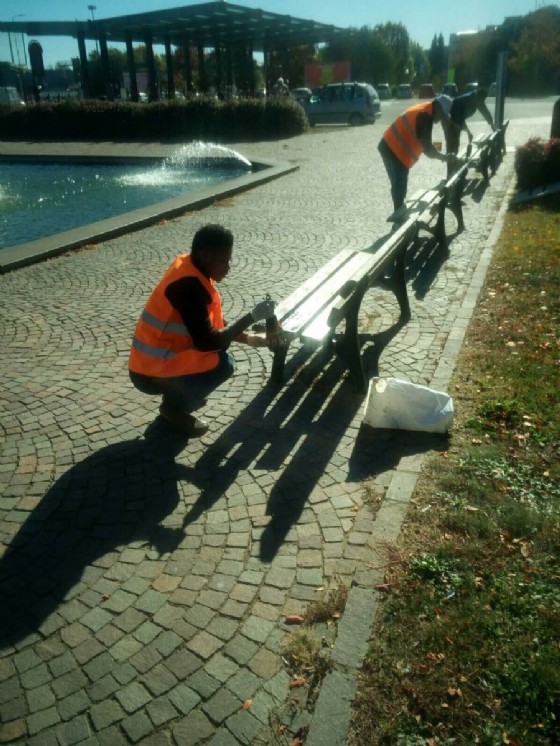 Ragazzi al lavoro alla stazione ferroviaria San Paolo