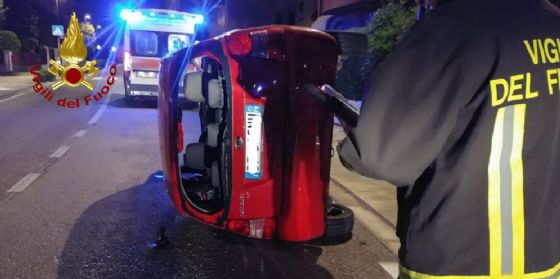 Incidente d'auto nella notte, utilitaria si ribalta: un ferito