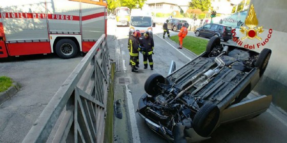 L'autovettura che si è ribaltata nell'area urbana di Pordenone