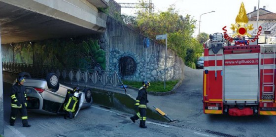 L'autovettura che si è ribaltata nell'area urbana di Pordenone