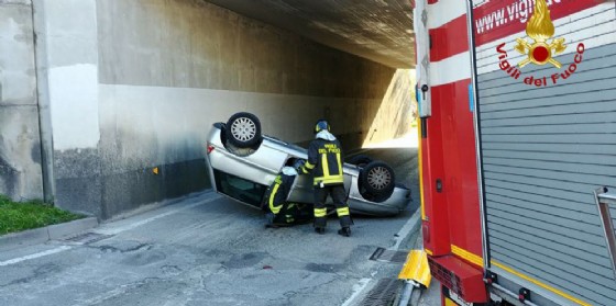 L'autovettura che si è ribaltata nell'area urbana di Pordenone