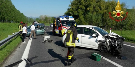 L'autovettura rimasta in panne sulla carreggiata e tamponata