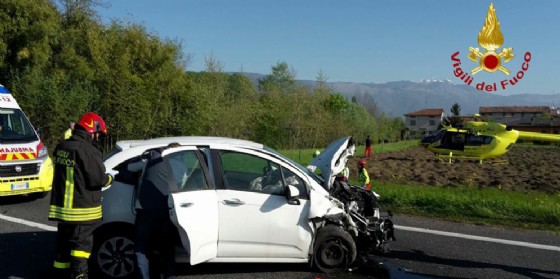 L'autovettura rimasta in panne sulla carreggiata e tamponata