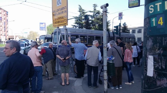 La folla riunitasi nel luogo dell'incidente