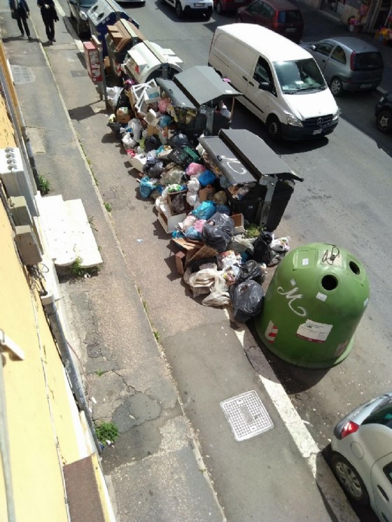Cumuli di rifiuti vicino ai cassonetti in una delle vie del Municipio XI