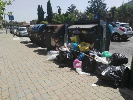 Cumuli di rifiuti vicino ai cassonetti in una delle vie del Municipio XI