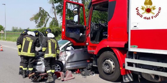 Scontro auto-camion sulla provinciale a San Vito al Tagliamento
