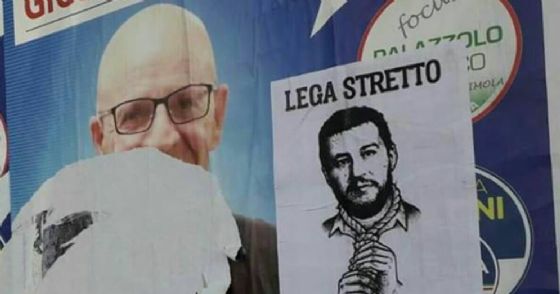 Manifesti choc a Imola: Salvini impiccato e la scritta «lega stretto»