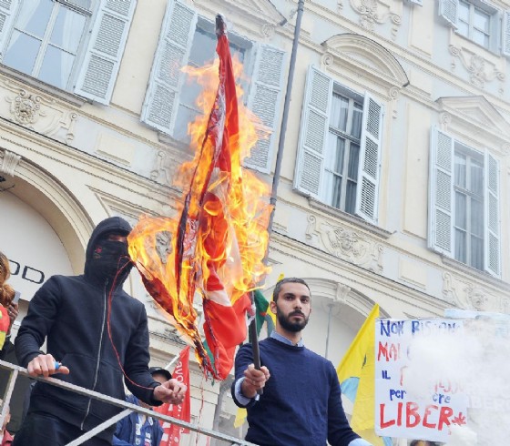 La bandiera della Turchia bruciata in piazza