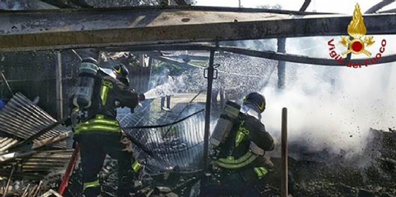 Sacile, garage e macchina in fiamme: un uomo rimane ustionato