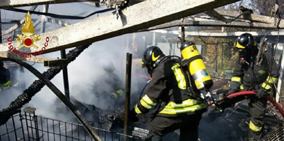 Sacile, garage e macchina in fiamme: un uomo rimane ustionato