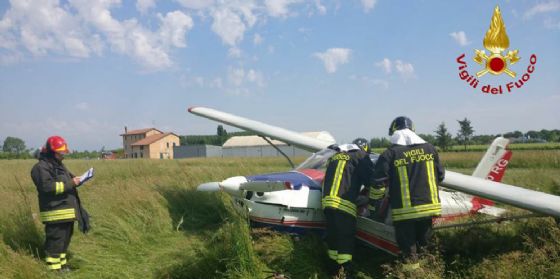 Atterraggio con brivido sui cavi elettrici: salvo il pilota (© Vigili del fuoco Pordenone) Atterraggio con brivido sui cavi elettrici: salvo il pilota (© Vigili del fuoco Pordenone)