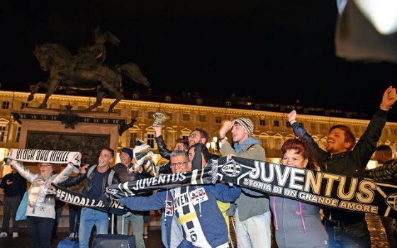 La festa dei tifosi juventini in Piazza San Carlo