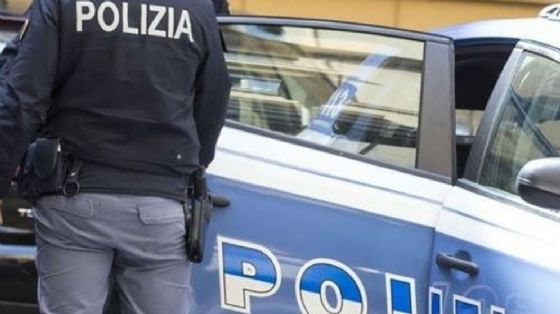 Morde un agente in piazza del mercato (© Polizia di Stato) Morde un agente in piazza del mercato (© Polizia di Stato)