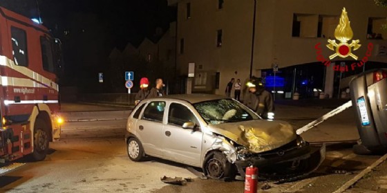 Incidente nella notte, auto si ribalta: uomo rimane incastrato