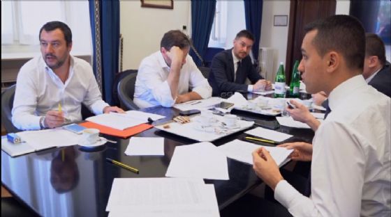 La pagina del contratto di governo tra M5S e Lega, in un fermo immagine tratto da un video diffuso dal M5S
