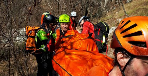 Ha un malore sul sentiero della Salvia: donna salvata dal Soccorso Alpino (© Soccorso Alpino) Ha un malore sul sentiero della Salvia: donna salvata dal Soccorso Alpino (© Soccorso Alpino)
