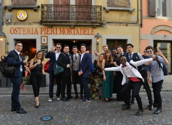 Maturandi in festa a Udine: oltre 4 mila per la 'notte prima degli esami'