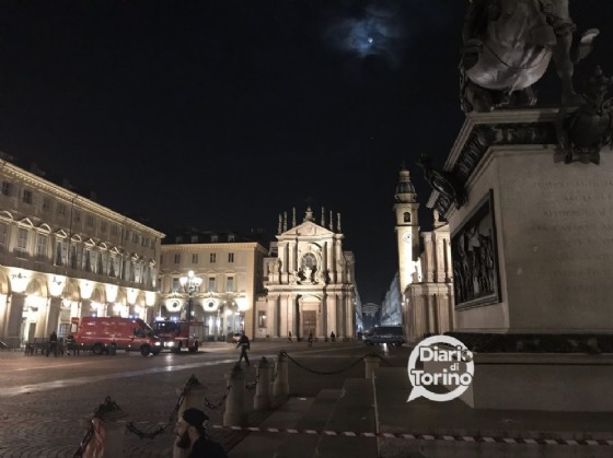 Allarme bomba in piazza San Carlo: intervengono gli artificeri