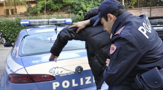 L'uomo è stato arrestato dai poliziotti