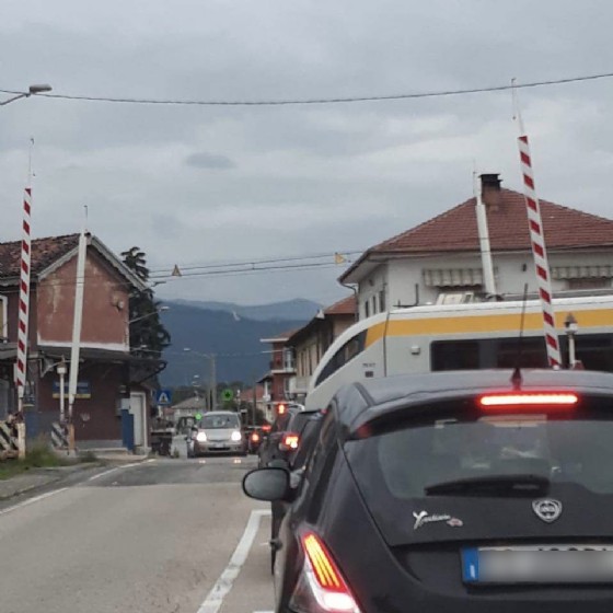 Il treno passa con il passaggio a livello aperto: dramma sfiorato a Villanova Canavese