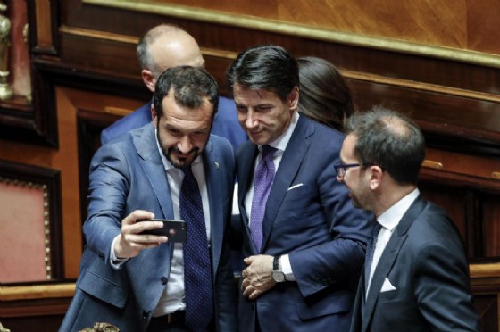 Renzi parla in aula: le espressioni di Salvini, Di Maio e Conte