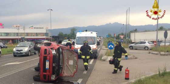 Incastrato dopo che si rovescia con l'auto. Liberato da vigili del fuoco (© Vigili del fuoco Pordenone) Incastrato dopo che si rovescia con l'auto. Liberato da vigili del fuoco (© Vigili del fuoco Pordenone)