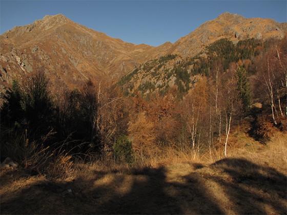 Panorama sul Monte Barone e sulla cima di Pissavacca dalla Bocchetta Foscale