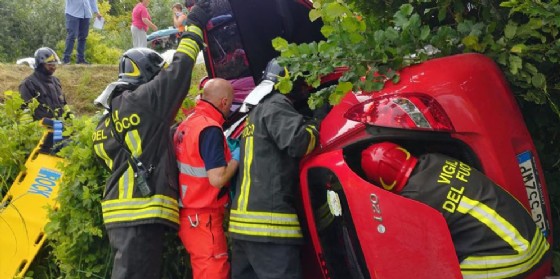 Madre e figlio si ribaltano con l'auto e finiscono nel fosso: feriti gravi