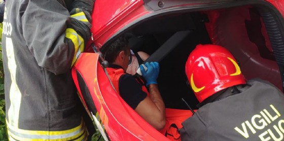 Madre e figlio si ribaltano con l'auto e finiscono nel fosso: feriti gravi