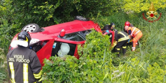 Madre e figlio si ribaltano con l'auto e finiscono nel fosso: feriti gravi