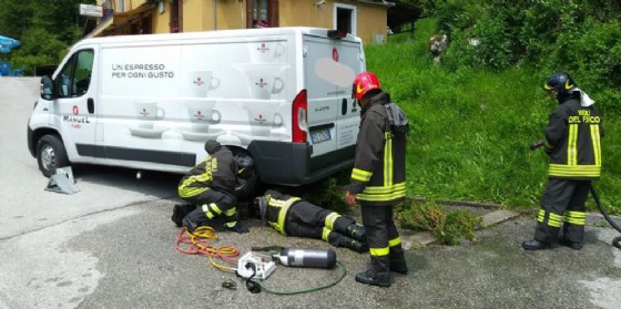 Finisce contro colonnina del gas Gpl: tragedia sfiorata
