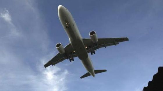 Un volo United costretto a cambiare rotta