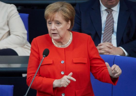 Merkel sotto assedio su questione migranti, ministro Interno Seehofer va allo scontro Merkel sotto assedio su questione migranti, ministro Interno Seehofer va allo scontro