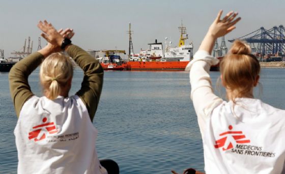 Due medici salutano la nave Aquarius