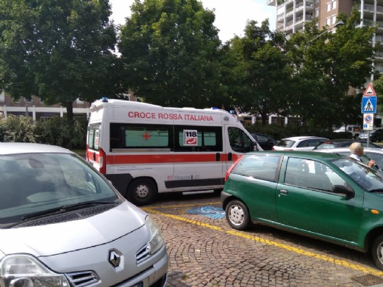 Ambulanza soccorre un'anziana ai Giardini Zumaglini